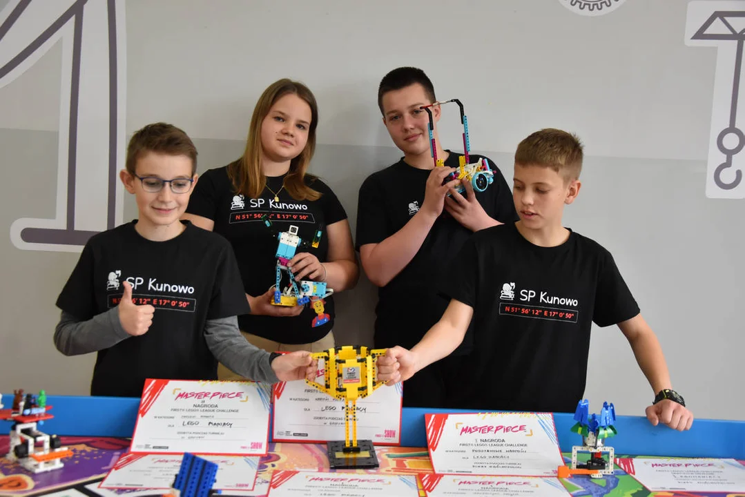 LEGOmaniacy - drużyna ze Szkoły Podstawowej w Kunowie z nagrodami z regionalnego oraz ogólnopolskiego turnieju FIRST LEGO LEAGUE