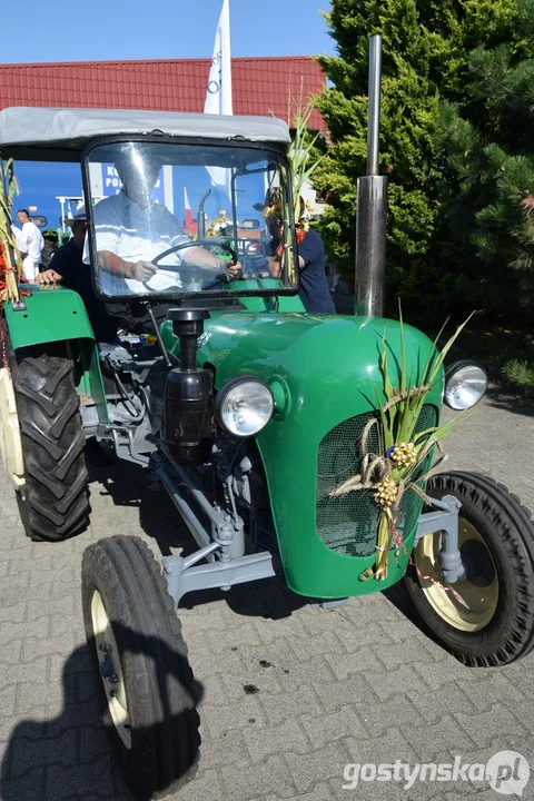 Parada zabytkowych pojazdów na dożynkach powiatowych na Świętej Górze 2025