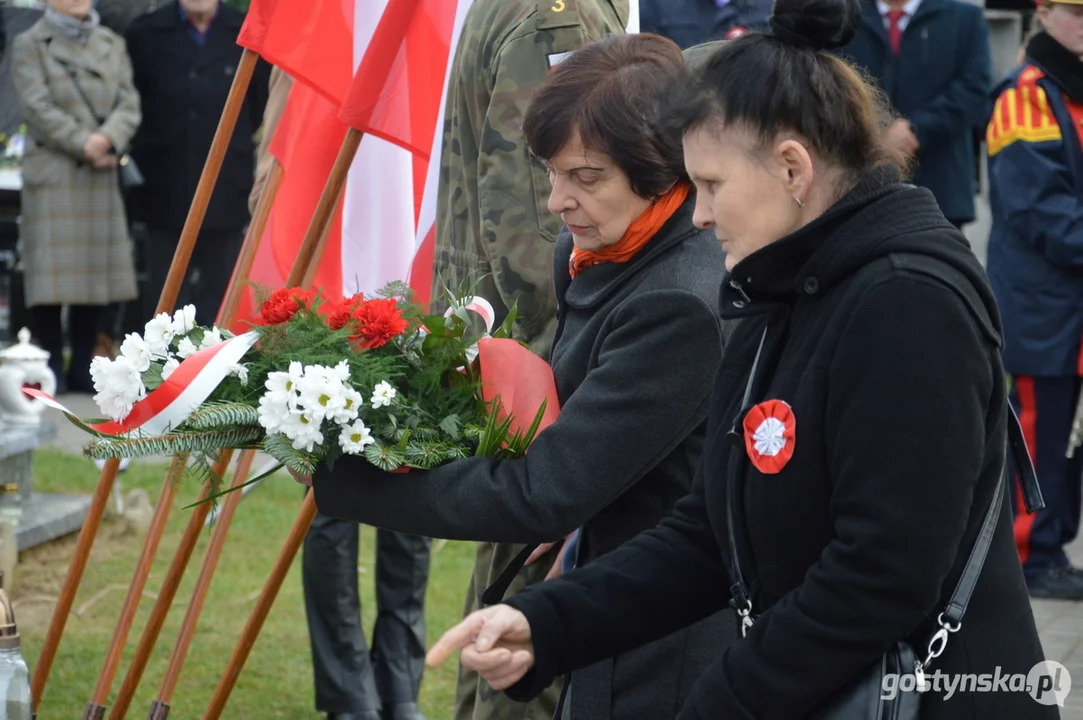 Przemarsz i uroczystości na cmentarzu w dniu 11 listopada w Krobi