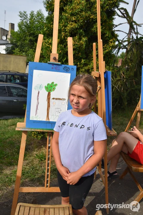 Dzieci z Gostynia malowały schody na Górę Zamkową