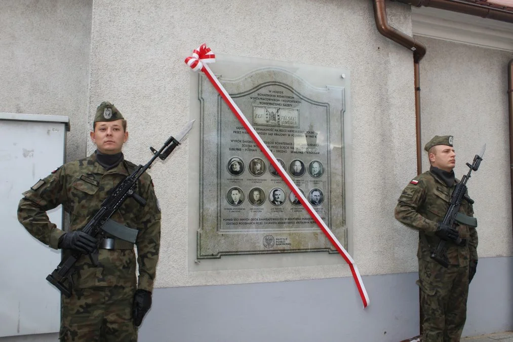 Jarocin. Odsłonięcie tablicy poświęconej kolporterom gazety konspiracyjnej "Dla Ciebie, Polsko" i koncert patriotyczny w JOK-u