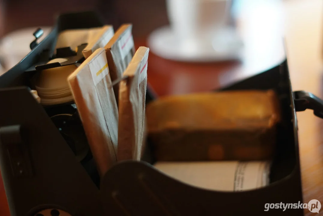 Miłośnicy starych fotografii w pogorzelskiej bibliotece