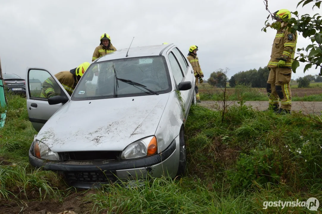 Dwóch 24-latków porzuciło samochód na polnej drodze w Krobi