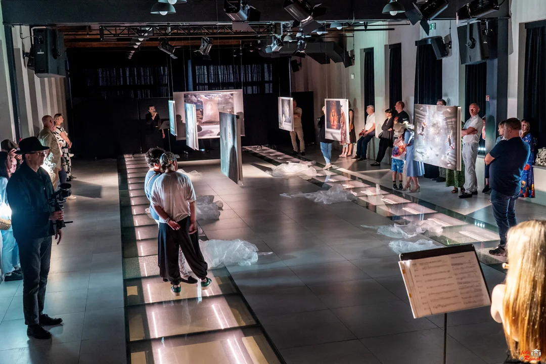 „Historie Szalonych Kapeluszy” w Zajezdni Kultury W Pleszewie