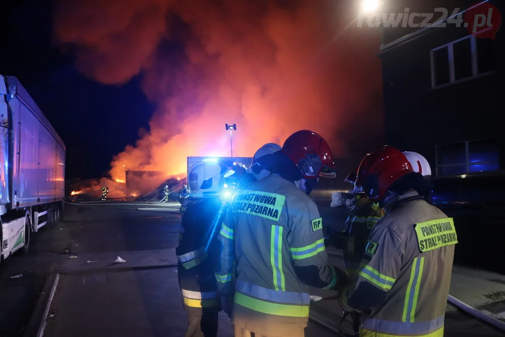 Pożar odpadów na terenie jednej z rawickich firm