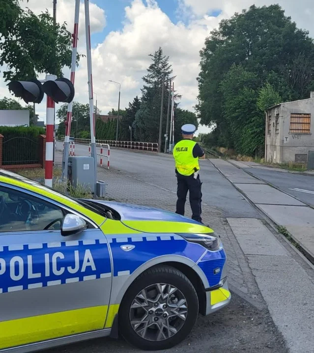 Policjanci przy przejazdach kolejowych