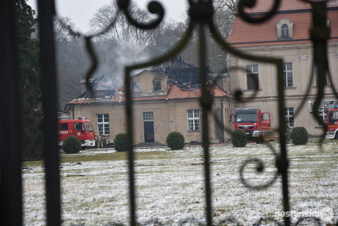 Pożar pałacu w Pępowie. Straż pożarna porządkuje pogorzelisko