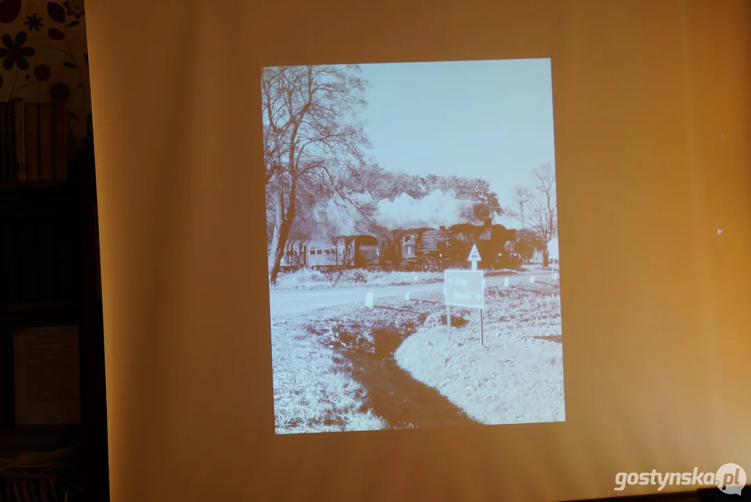 Miłośnicy starych fotografii w pogorzelskiej bibliotece