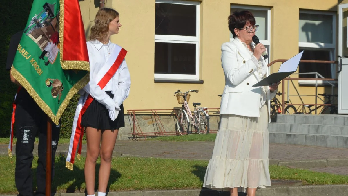 Rozpoczęcie roku szkolnego 2025/2026 w szkole podstawowej w Starej Krobi. Uczniowie przywitali szkołę i nowego katechetę - Zdjęcie główne