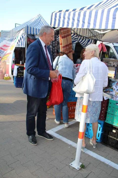 Kandydaci na posłów Nowej Lewicy na jarocińskim targowisku