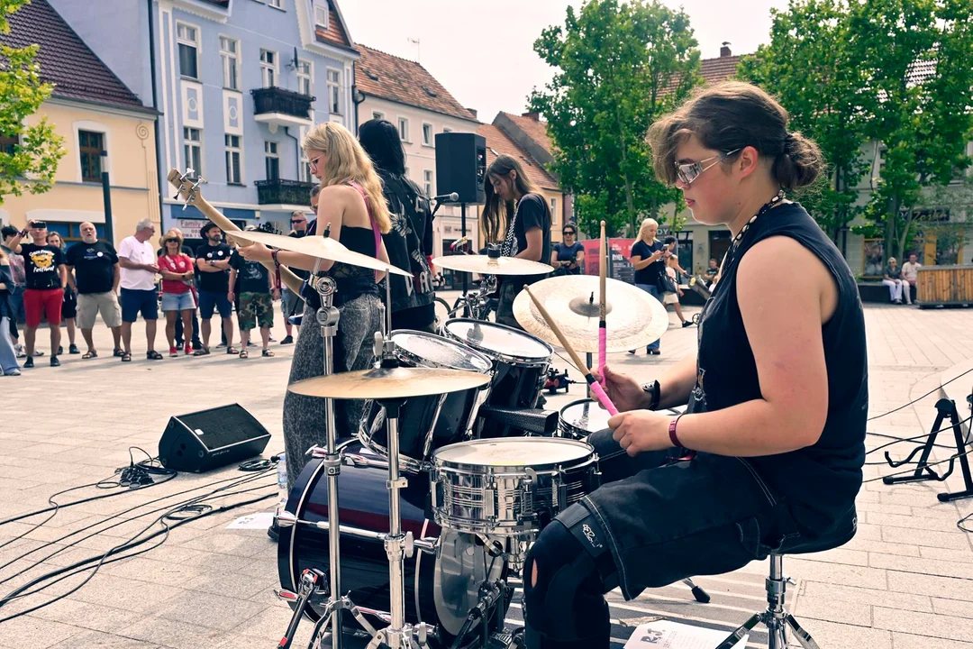 Jarocin Festiwal 2026. Wydarzenia okołofestiwalowe. Niedziela. Koncerty na rynku, wystawa plastyczna