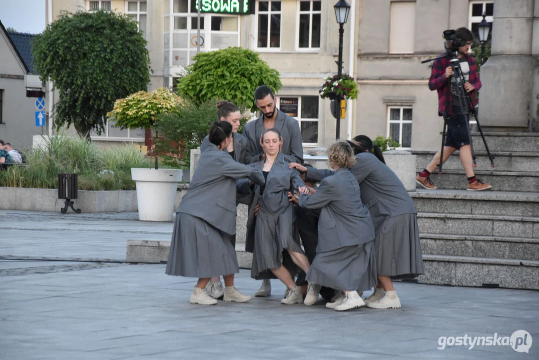 Spektakl teatralny na gostyńskim rynku