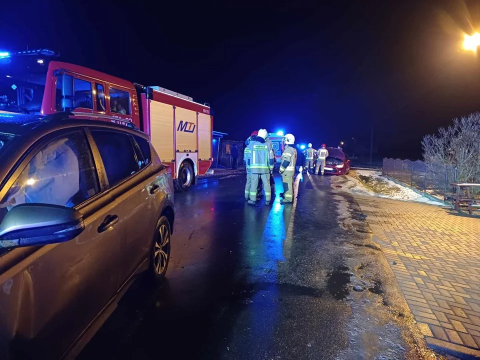 Jedna osoba trafiła do szpitala po zderzeniu dwóch aut w Dąbrowie (gm. Jarocin).