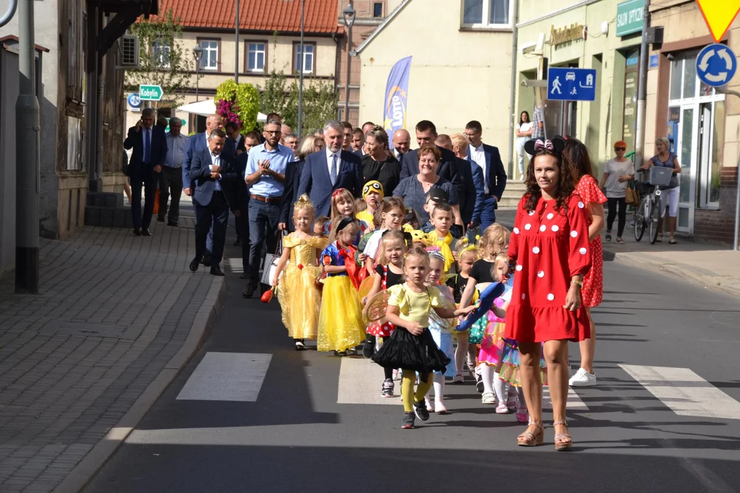 Centrum Krobi po rewitalizacji. Na zakończenie projektu miasto odwiedził Marszałek Województwa Wielkopolskiego