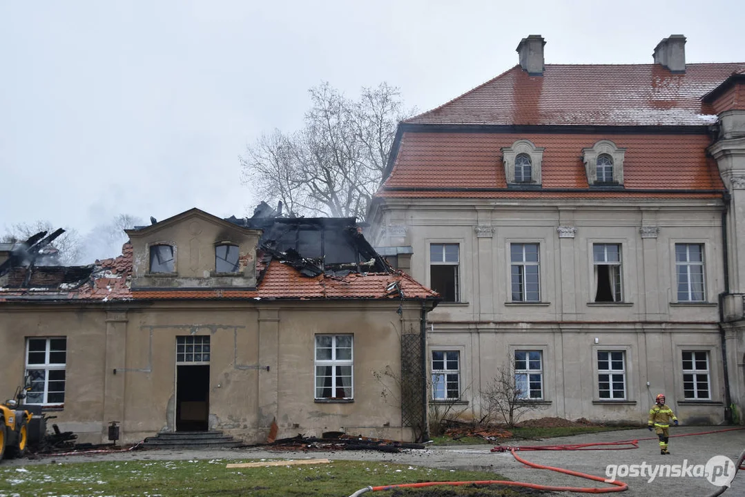 Pożar pałacu w Pępowie. Straż pożarna porządkuje pogorzelisko