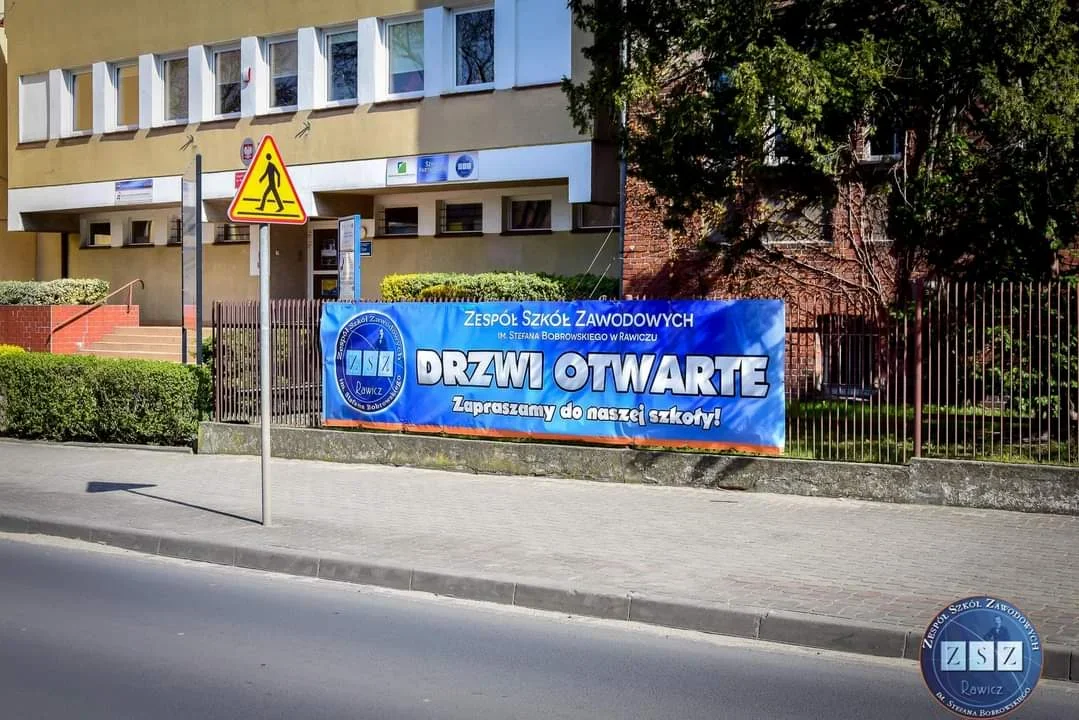 Zachęcą uczniów do wyboru szkół z powiatu rawickiego. Nowa forma drzwi otwartych w rawickim zespole szkół - Zdjęcie główne