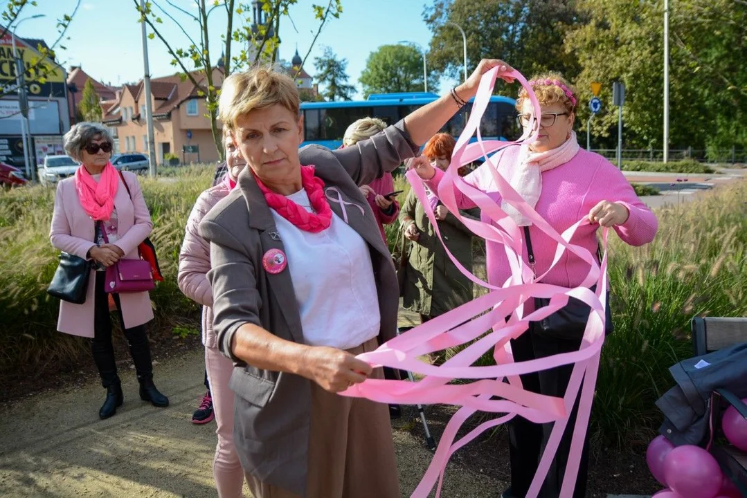 Glan został "ubrany" w różowe sznurówki i ozdobiony balonikami w tym samym kolorze