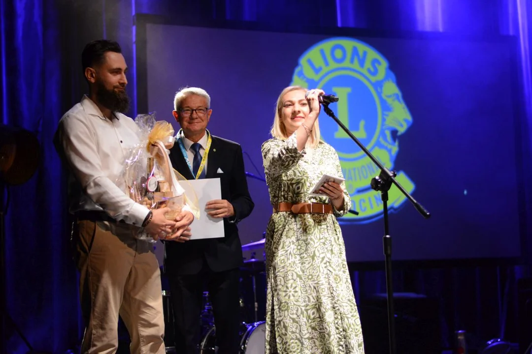 Stanisław Soyka zagrał w Jarocinie na zaproszenie Lions Clubu, aby pomóc 7-letniej Lence