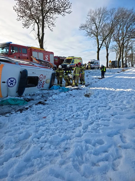 Wypadek karetki w Ludwikowie. Kierowca nie żyje