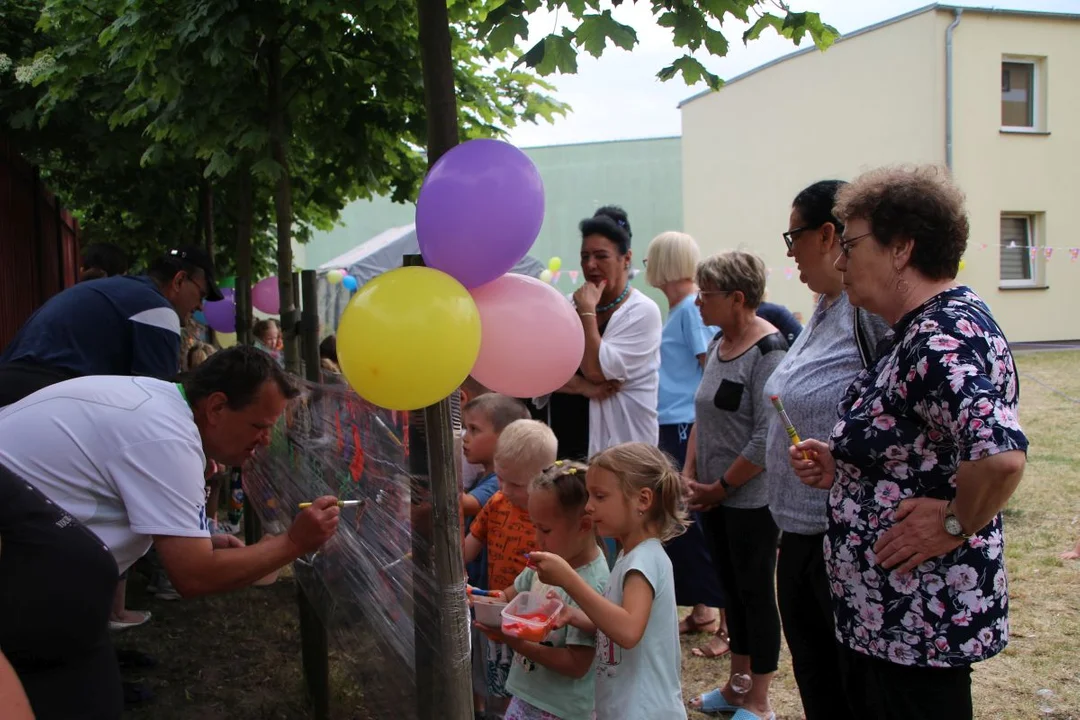 Przedszkolaki integrowały się z seniorami. Festyn na ulicy Zacisznej w Jarocinie