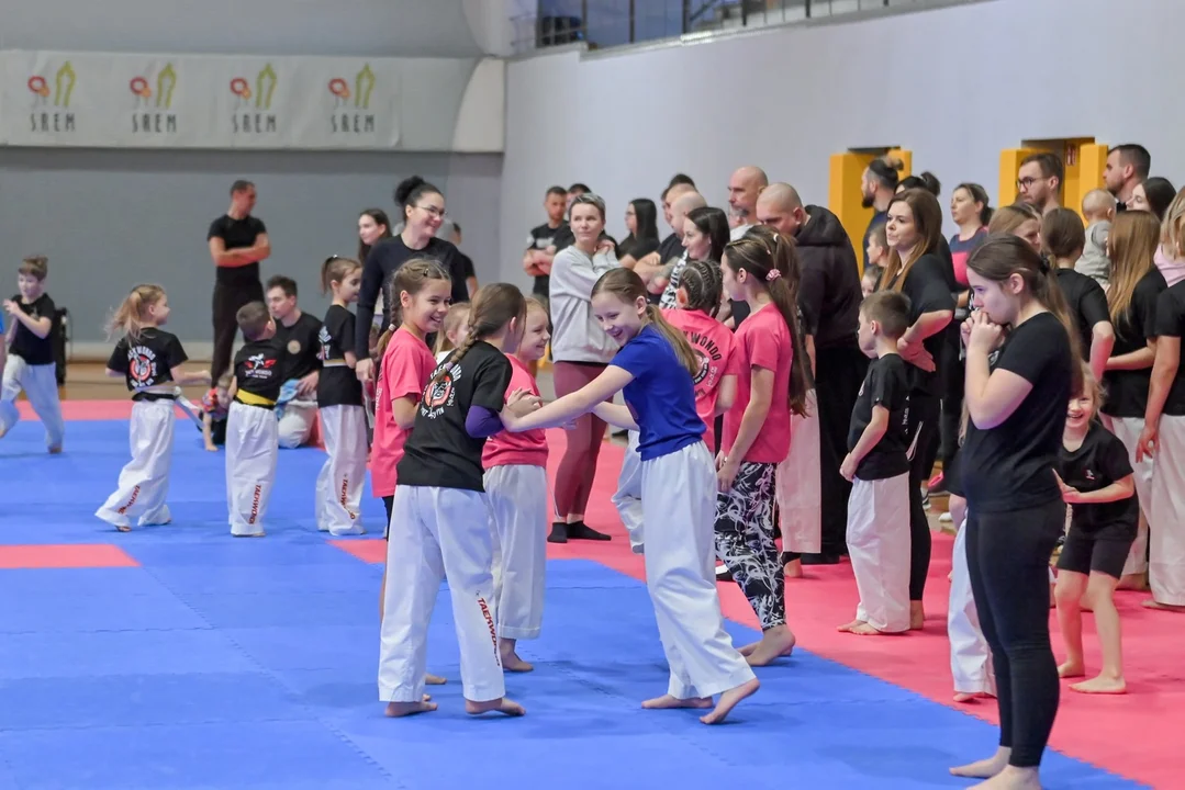 UKS Taekwondo Pleszew na rodzinnym treningu „Taekwondo Family” [ZDJĘCIA] - Zdjęcie główne