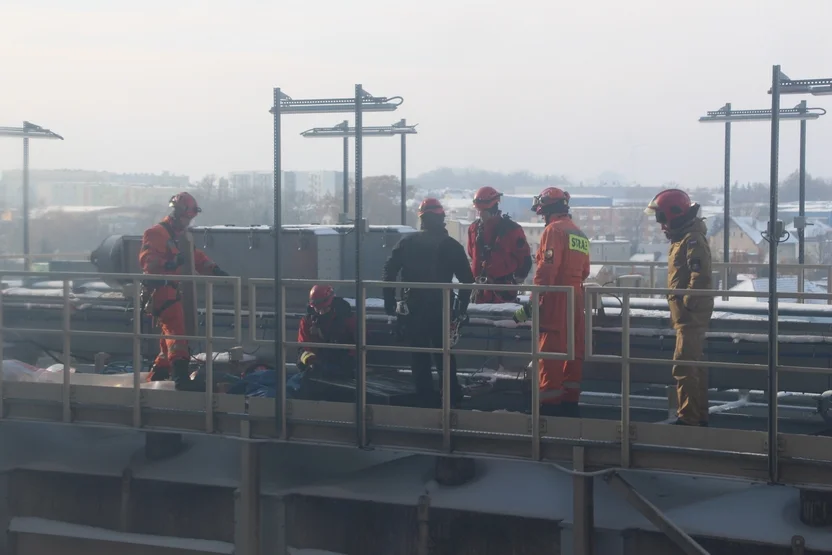 Ćwiczenia z ratownictwa wysokościowego na elewatorze zbożowym w Pleszewie