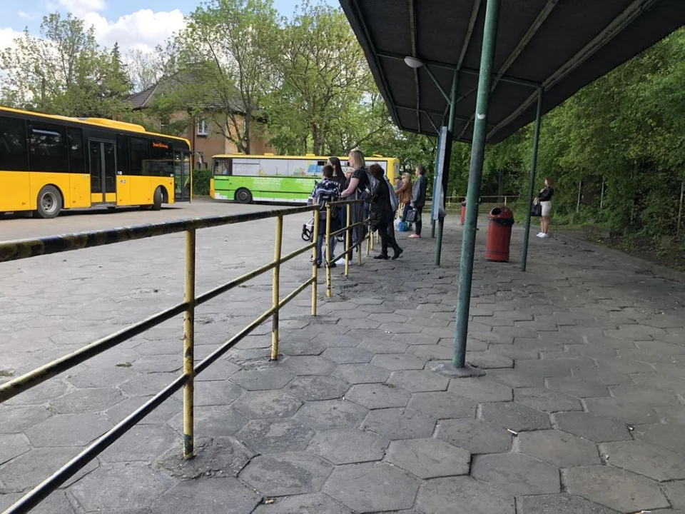 Ławki na dworcu autobusowym w Jarocinie postawiono po prawie dwóch miesiącach