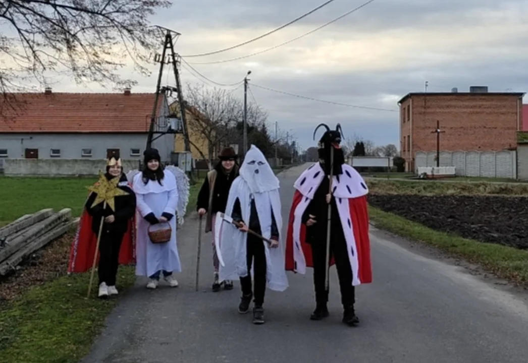 Kolędnicy ze Sławoszewa odwiedzili mieszkańców trzech wiosek