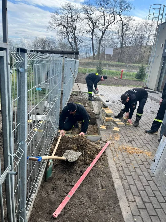 Strażacy z jednostek OSP w rawickim schronisku