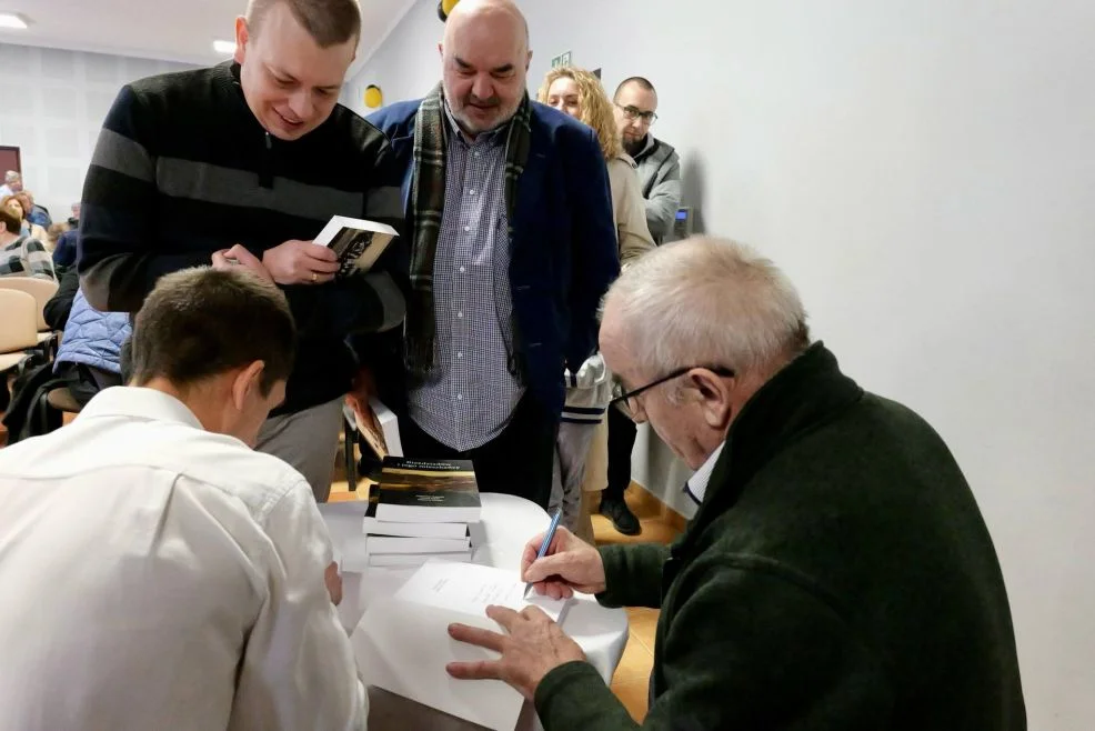 Pełna sala wzruszeń w Bieździadowie. Premiera książki o korzeniach