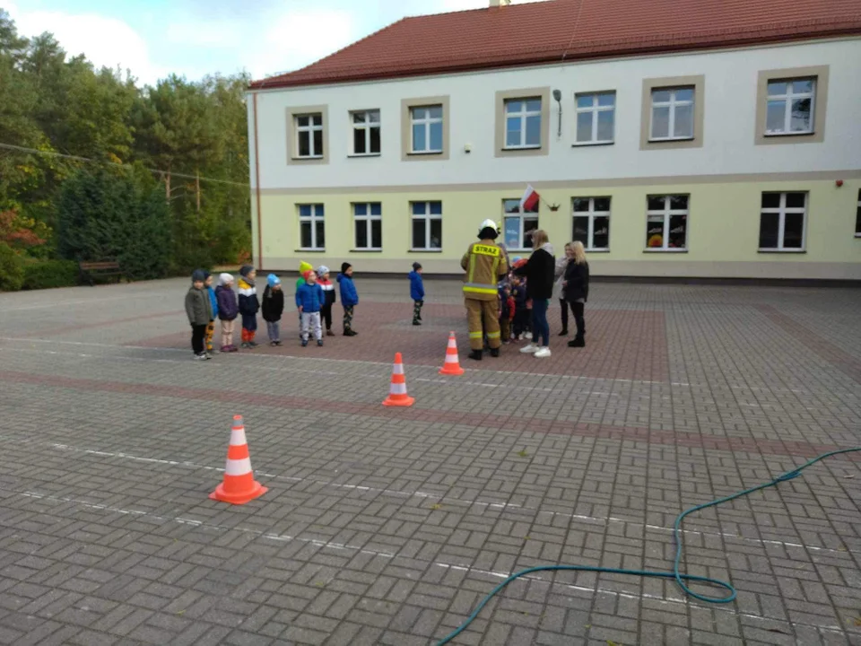 Wizyta strażaków z Niniewa u przedszkolaków w Kwileniu