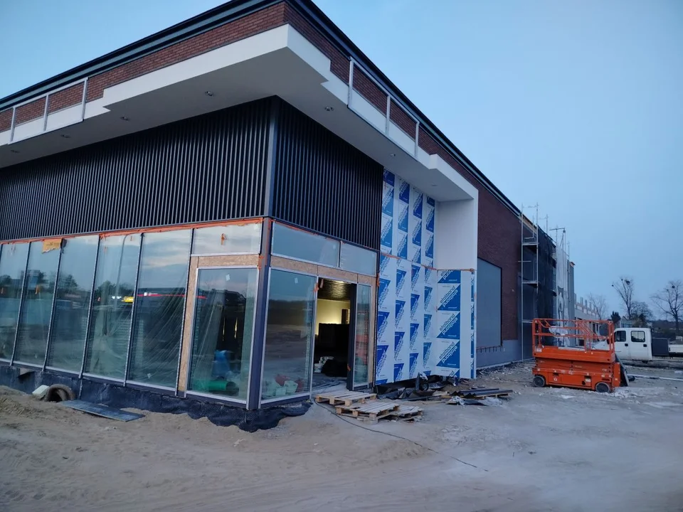 Kończą się prace przy budowie kolejnej marketu w mieście. Kiedy możliwe zakupy w nowym sklepie?