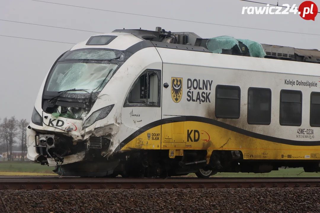 Pociąg Kolei Dolnośląskich po wypadku w Kątach (gm. Rawicz)