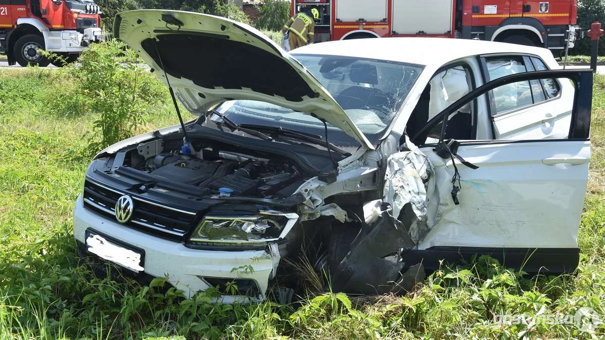 Wypadek w Krobi. Na prostym odcinku drogi na jednej z głównych ulic miasta - Zdjęcie główne