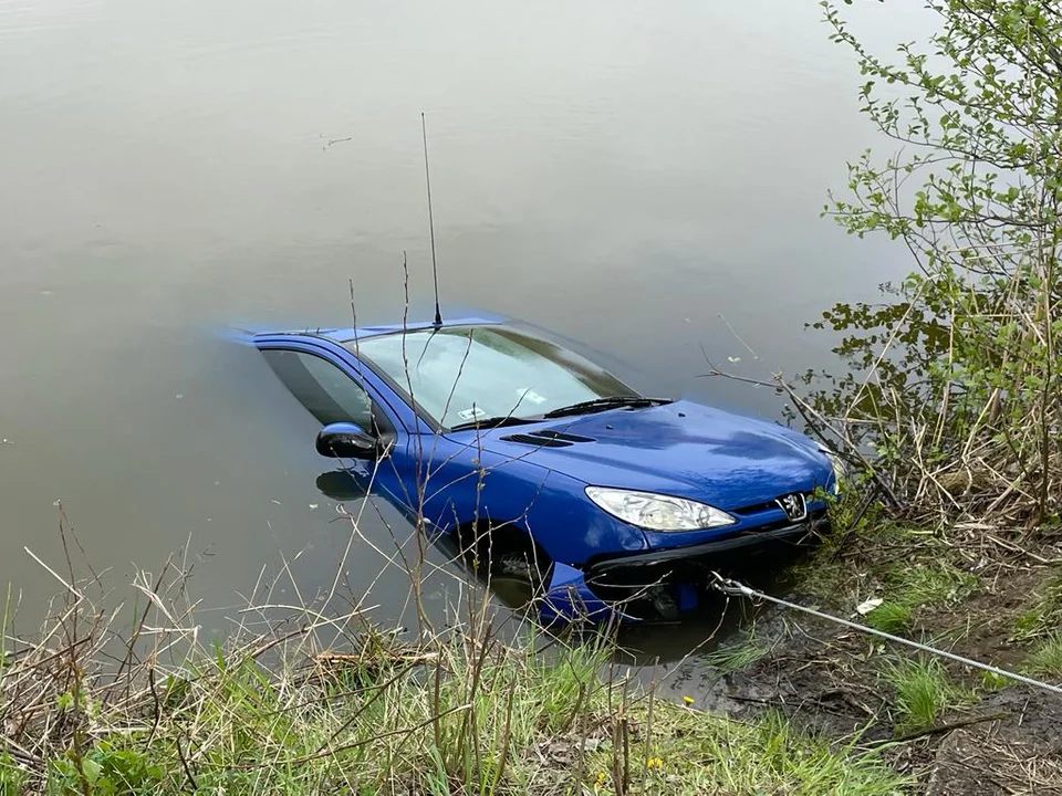 Tragedia pod Pleszewem. Do stawu wpadł samochód. Kierowca zginął - Zdjęcie główne