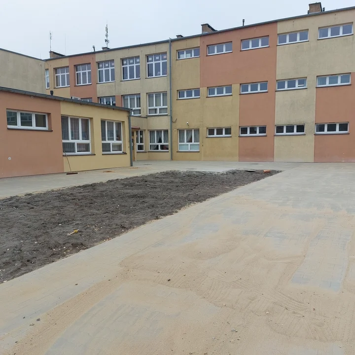 Przebudowa "boiska" przy Szkole Podstawowej w Krobi