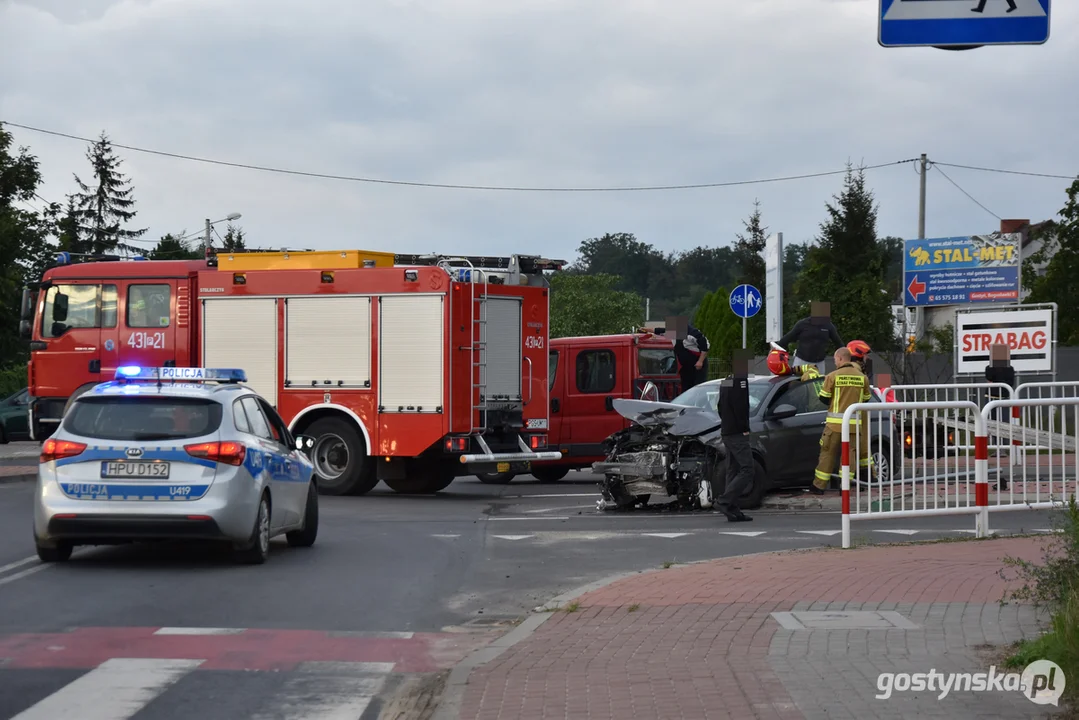 Zderzenie dwóch samochodów na skrzyżowaniu w Gostyniu