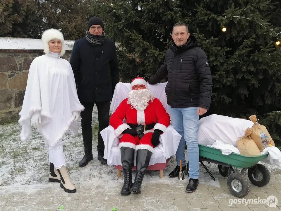 Mikołaj odwiedził dwie wioski w gminie Pępowo. Z braku śniegu korzystał z oryginalnych środków lokomocji - Zdjęcie główne