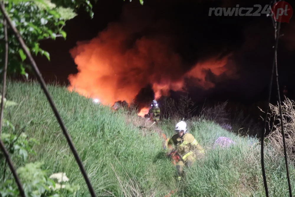 Pożar odpadów na terenie jednej z rawickich firm