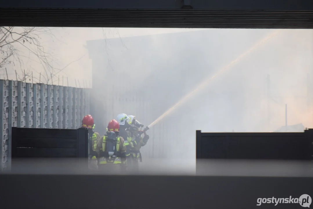 Pożar na stacji demontażu pojazdów w Śmiłowie