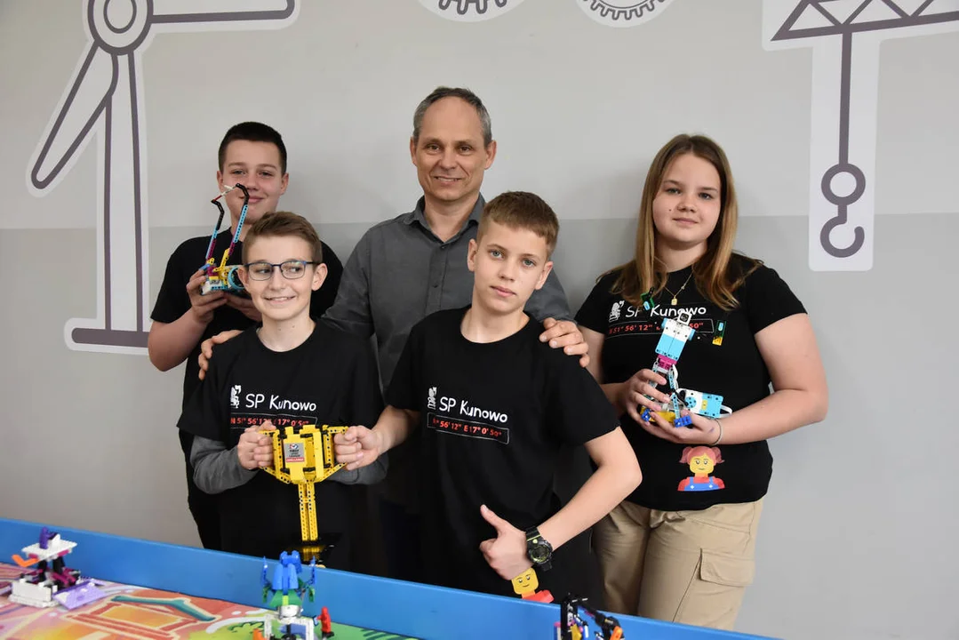 LEGOmaniacy - drużyna ze Szkoły Podstawowej w Kunowie z nagrodami z regionalnego oraz ogólnopolskiego turnieju FIRST LEGO LEAGUE