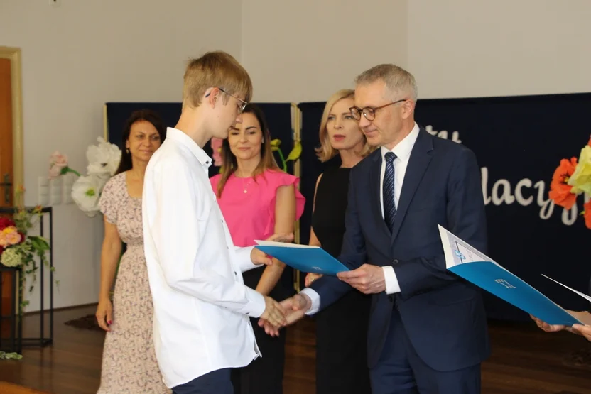 Absolwenci szkół podstawowych odebrali w Pleszewie listy gratulacyjne