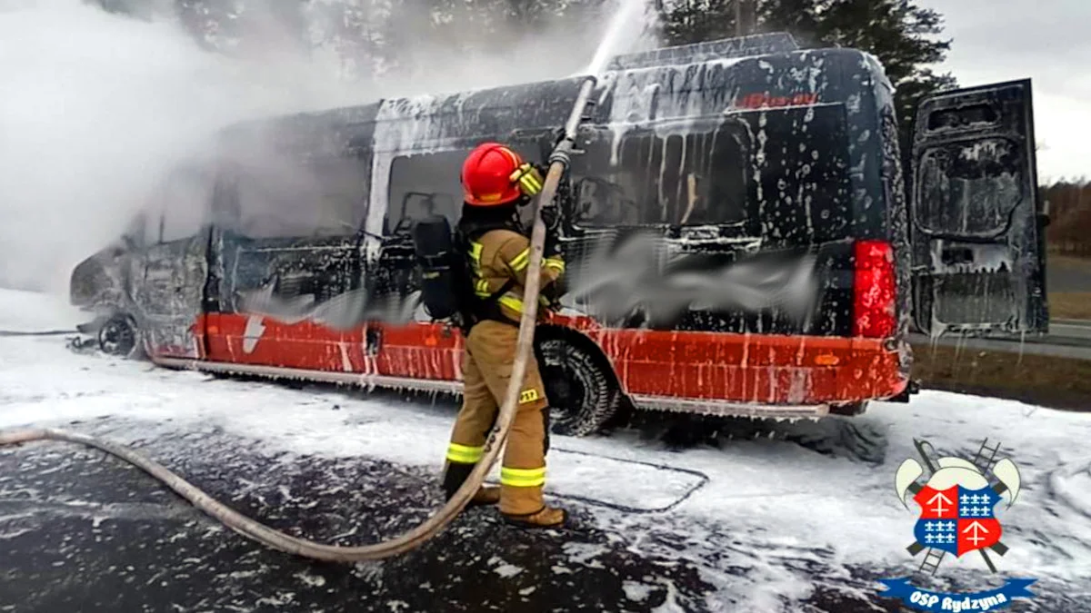 Spłonął bus, którym jechały rawickie koszykarki - Zdjęcie główne