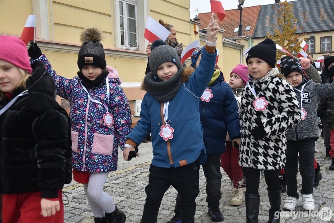 Przemarsz z flagami przedszkolaków z Przedszkola Samorządowego "Pod Świerkami" w Krobi