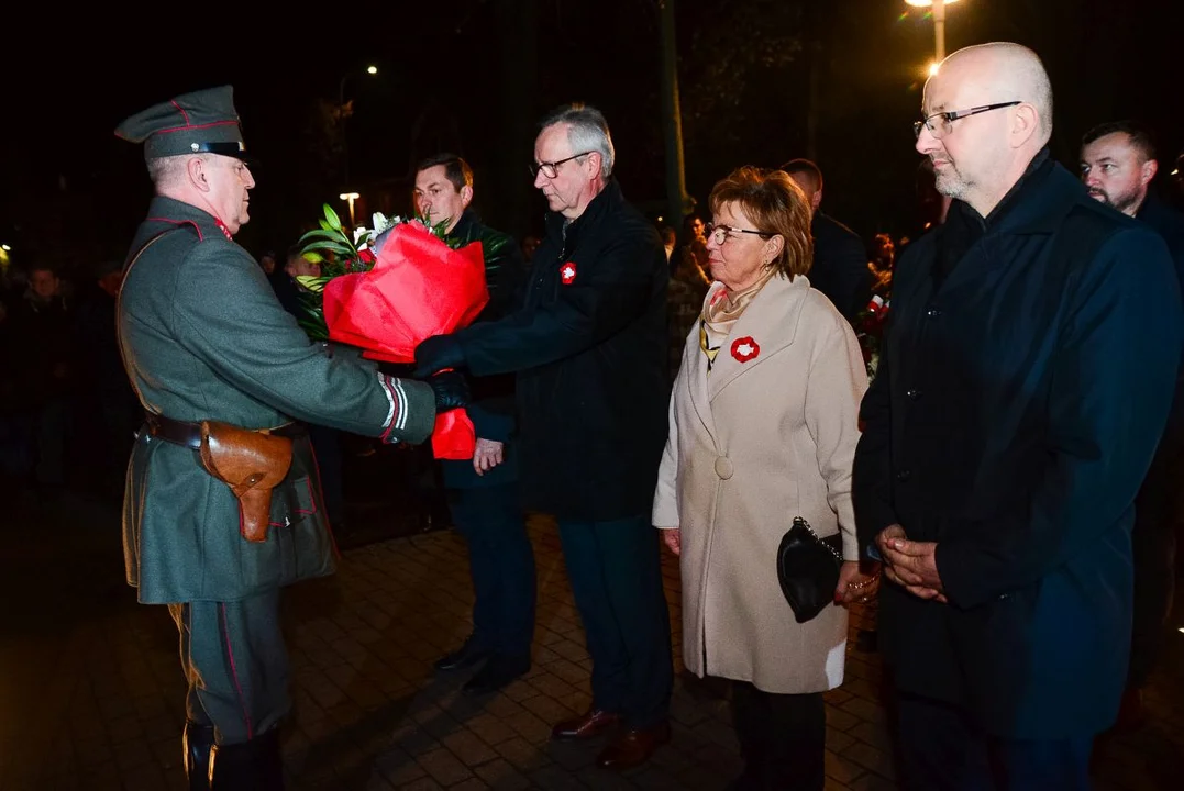 Obchody Święta Niepodległości w Jarocinie. Capstrzyk w parku mjr. Zbigniewa hr. Ostroroga-Gorzeńskiego