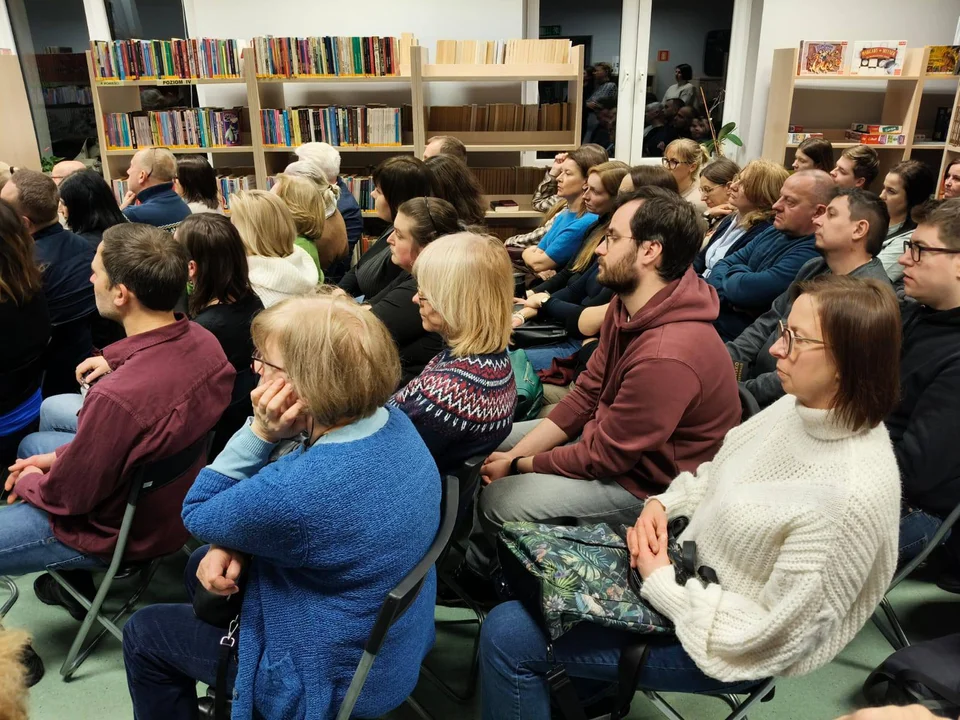 Sławek Gortych, autor bestsellerowej Karkonoskiej Serii Kryminalnej, przyciągnął tłum fanów do gołuchowskiej biblioteki - Zdjęcie główne