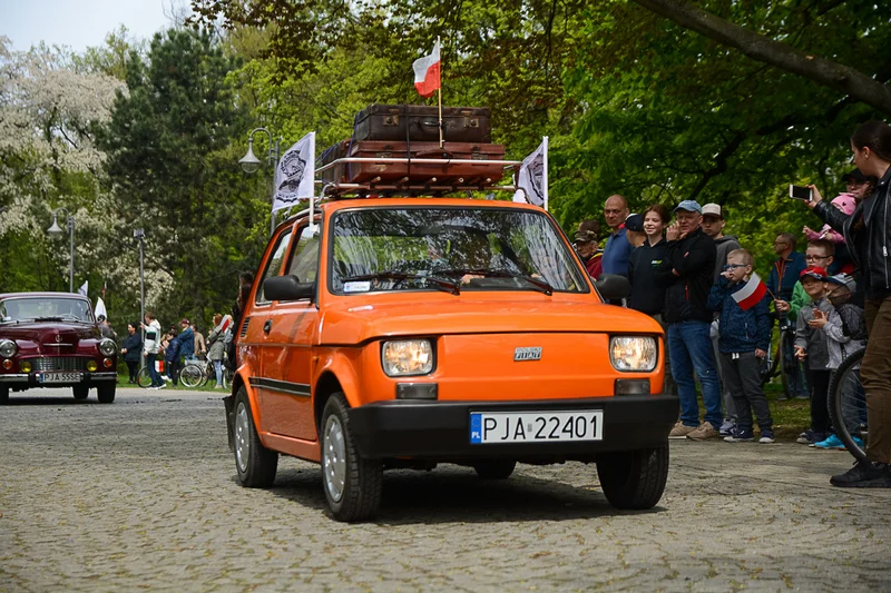 Wystawa zabytkowych pojazdów w Jarocinie z okazji Święta Flagi