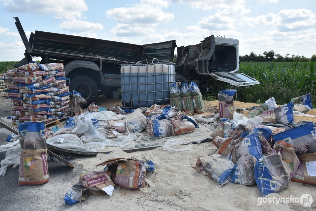 Wypadnięcie z drogi ciężarówki z paszą na trasie Wymysłowo-Krobia