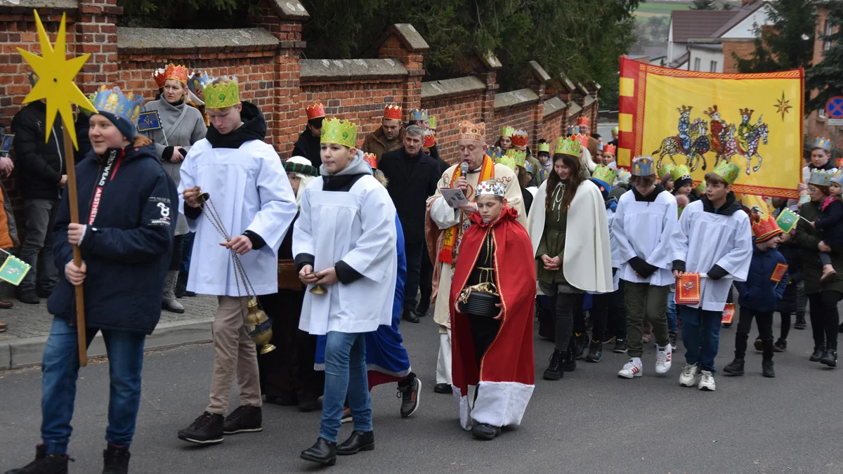 Orszak Trzech Króli w Starym Gostyniu. Parafia dołączyła do radośnie świętujących uroczystość Objawienia Pańskiego - Zdjęcie główne