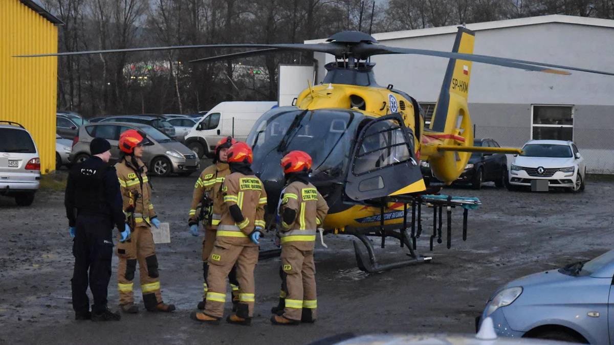 Wypadek w hali produkcyjnej na strefie przemysłowej w Czachorowie (gm. Gostyń). Mężczyzna wpadł do zsypu